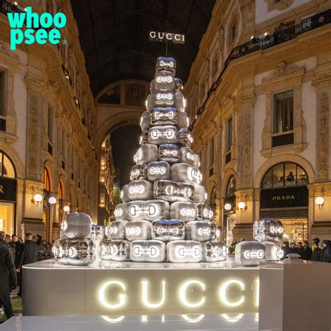 Milano, acceso l'albero di Natale firmato Gucci in .